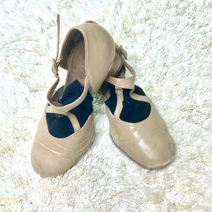 Tan LaDuca Alexis 2.5in heel size 35 or 6.5